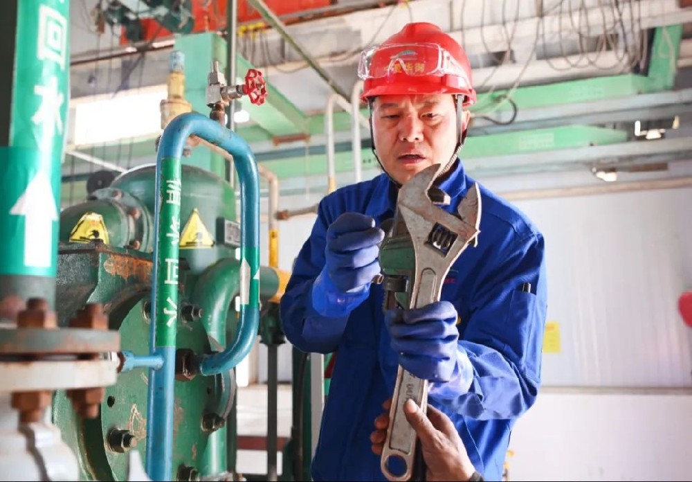“關鍵設備新動能”系列報道——氫壓機組搶修紀實：團隊協(xié)作與高效應急的生動展現(xiàn)